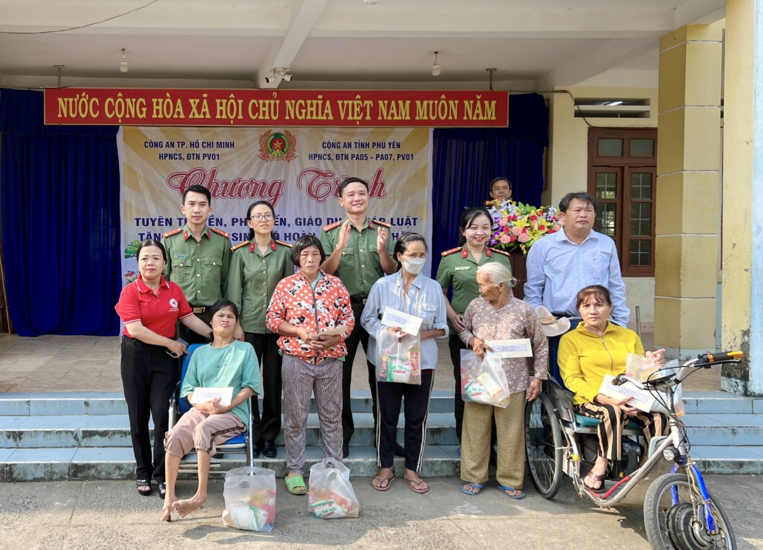 Trao tặng quà, chia sẻ khó khăn với các hộ nghèo, chính sách 5