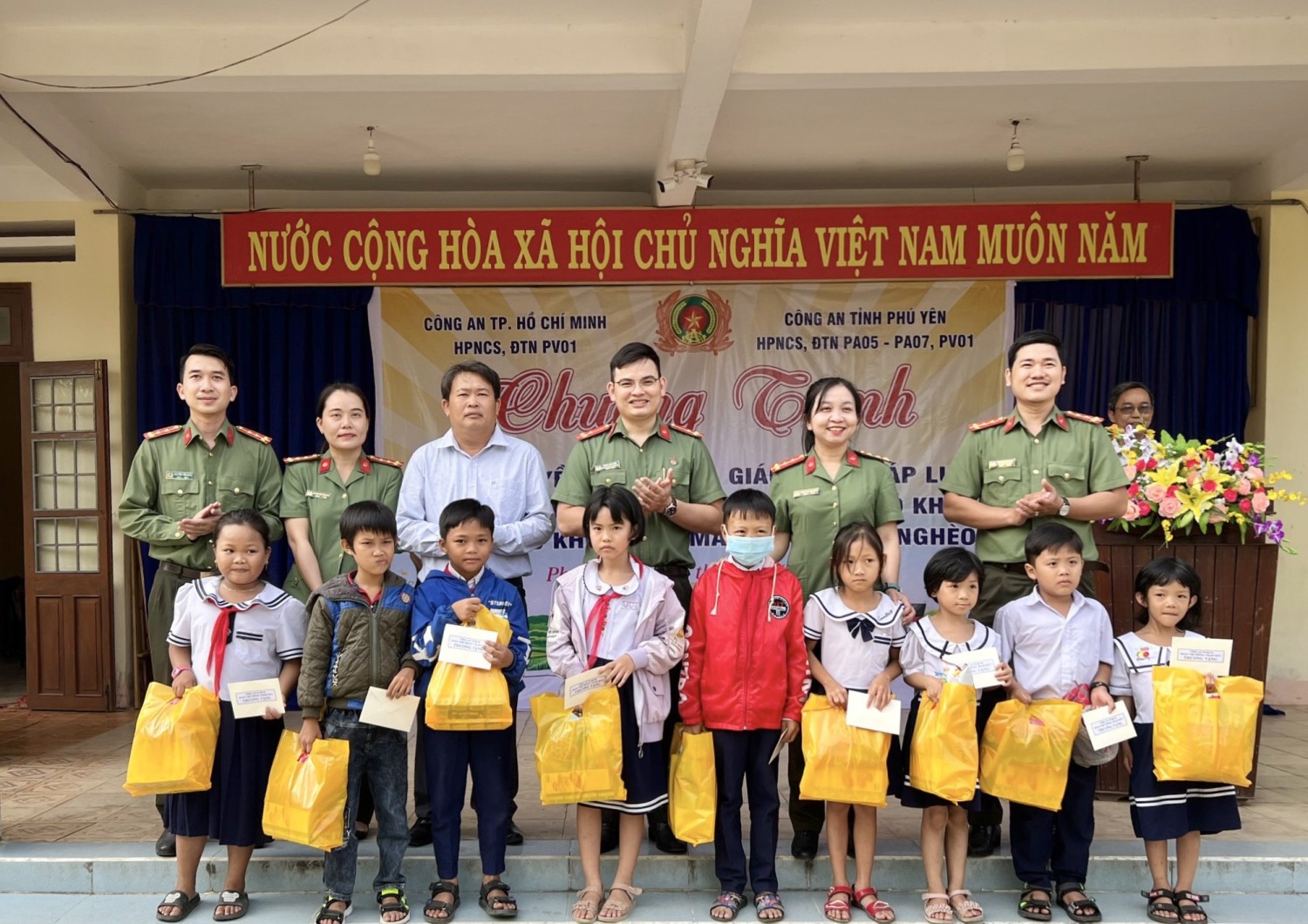 Trao tặng quà, chia sẻ khó khăn với các hộ nghèo, chính sách 6