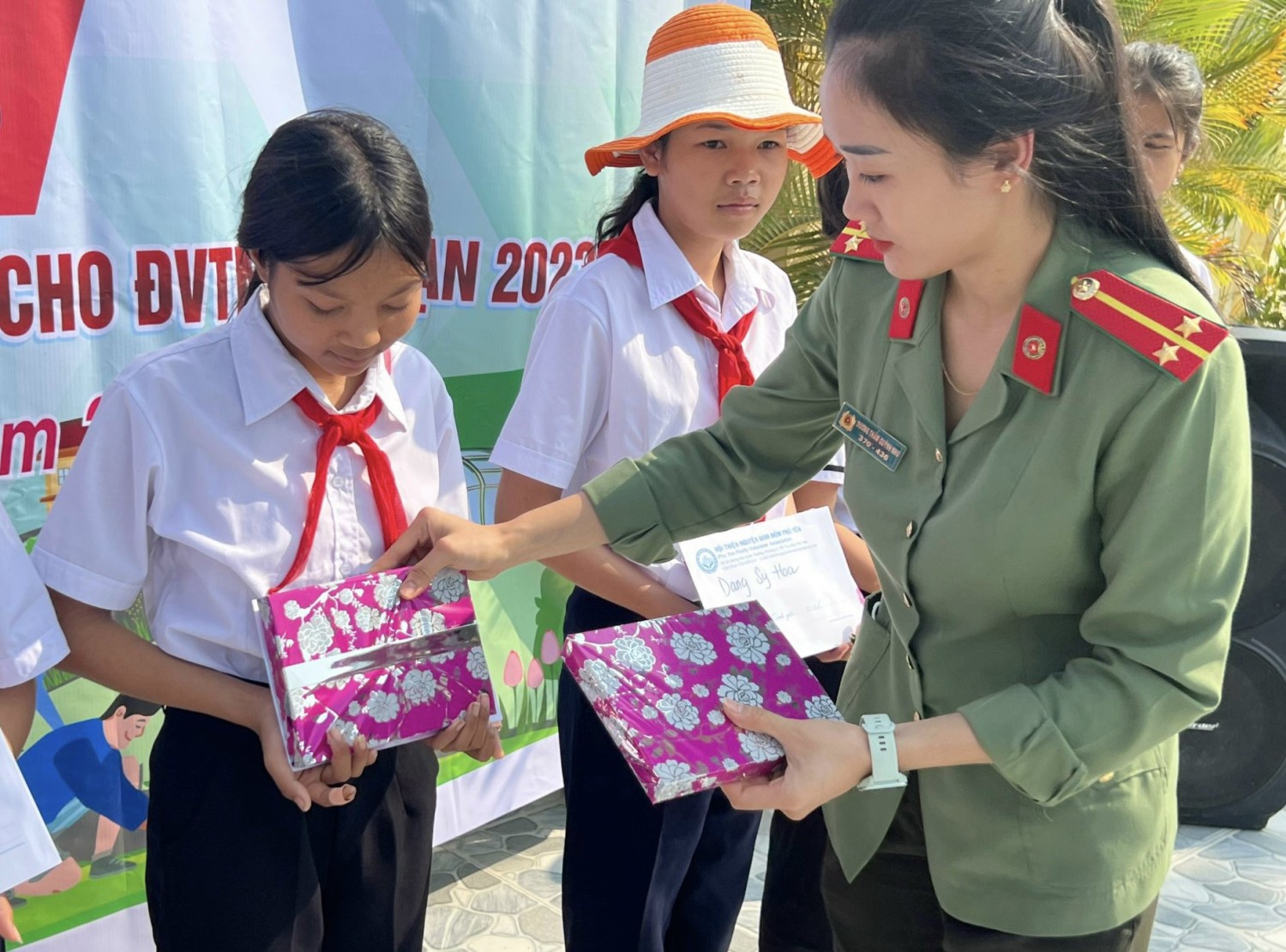 Trao tặng quà cho học sing ngèo vượt khó học giỏi 8