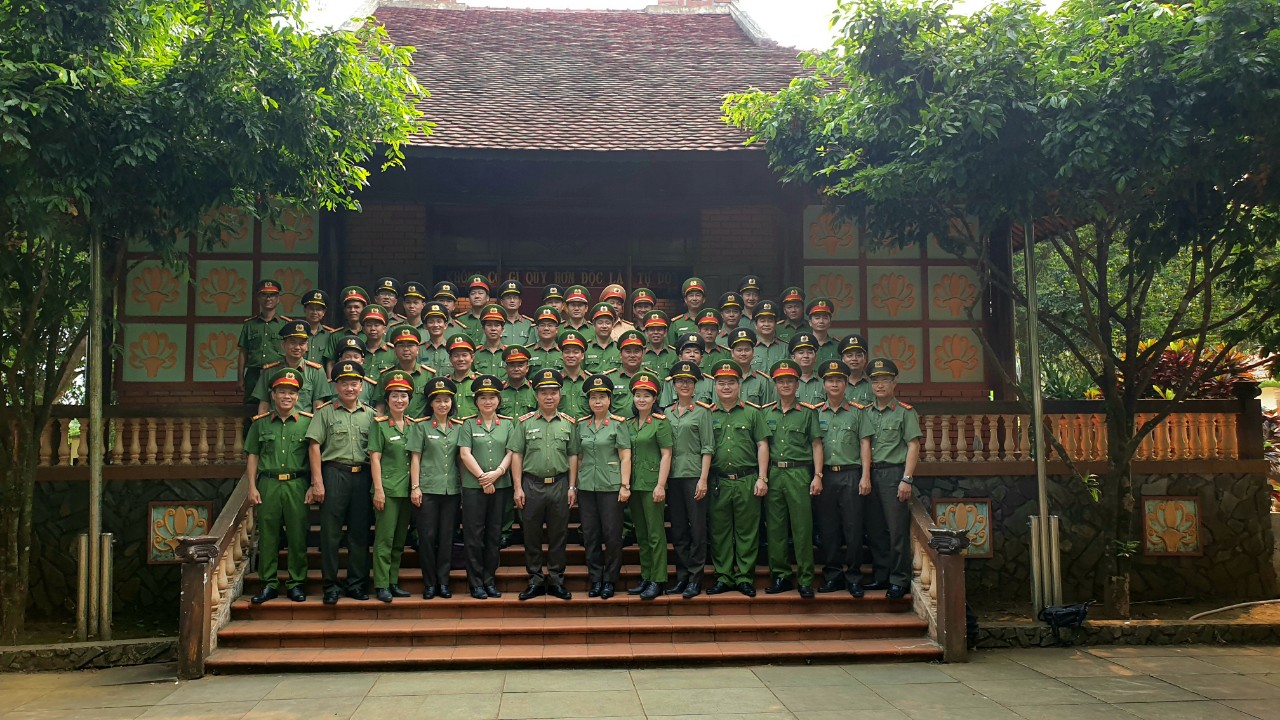 Trung tướng, PGS TS Phan Xuân Tuy chụp hình lưu niệm với các thành viên trong đoàn