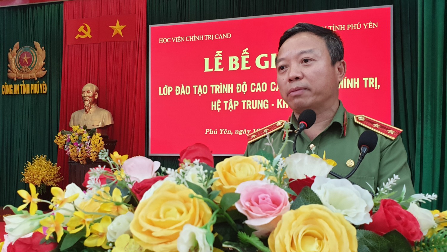 Trung tướng, PGS TS Phan Xuân Tuy Giám đốc Học viện Chính trị CAND phát biểu tại lễ bế giảng