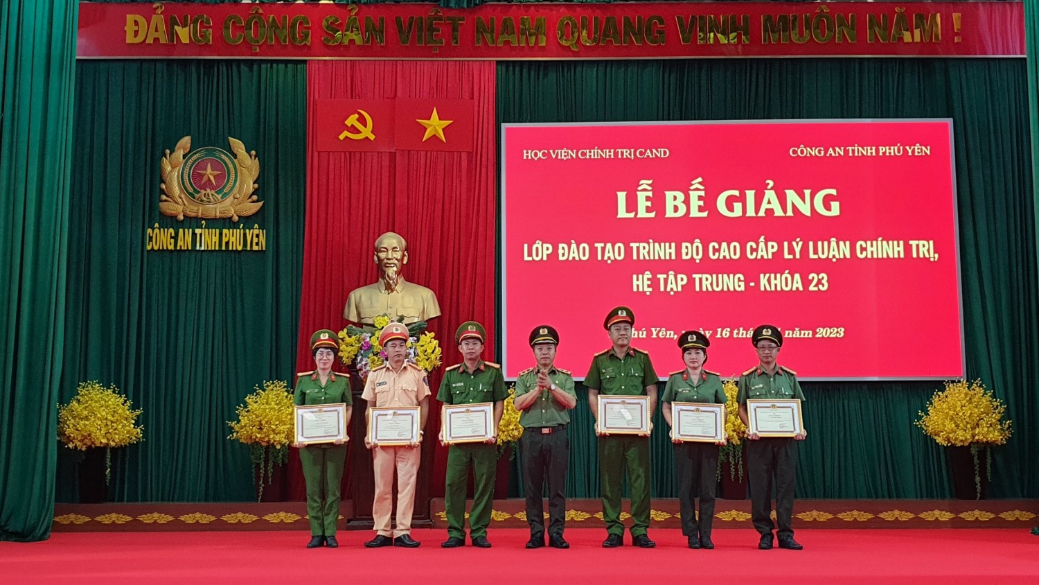 Trung tướng, PGS TS Phan Xuân Tuy tặng giấy khen cho các cá nhân có thành tích xuất sắc trong học tập và quản lý lớp