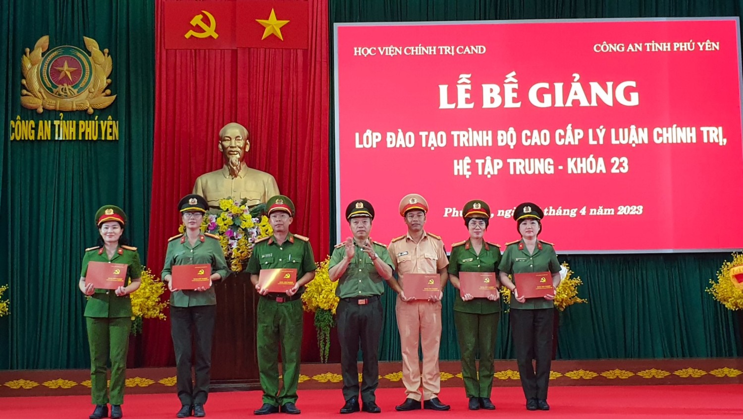 Trung tướng, PGS TS Phan Xuân Tuy trao bằng cho các học viên đạt thành tích xuất sắc