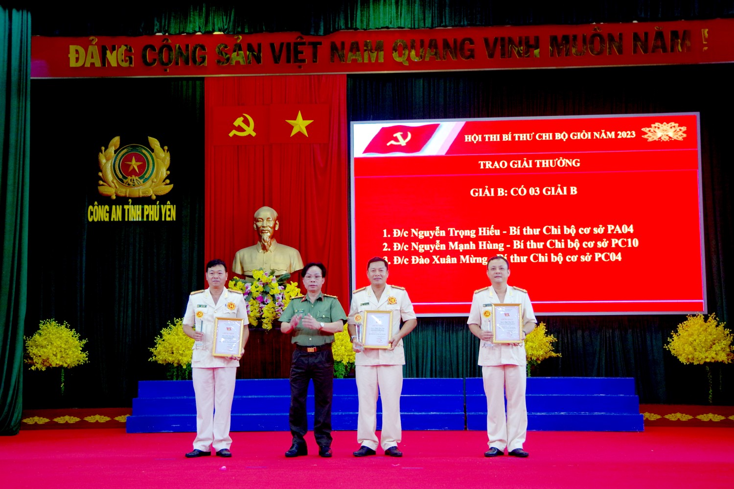 Đại tá Trần Trọng Hiền, Phó Giám đốc Công an tỉnh trao giải B cho các thí sinh