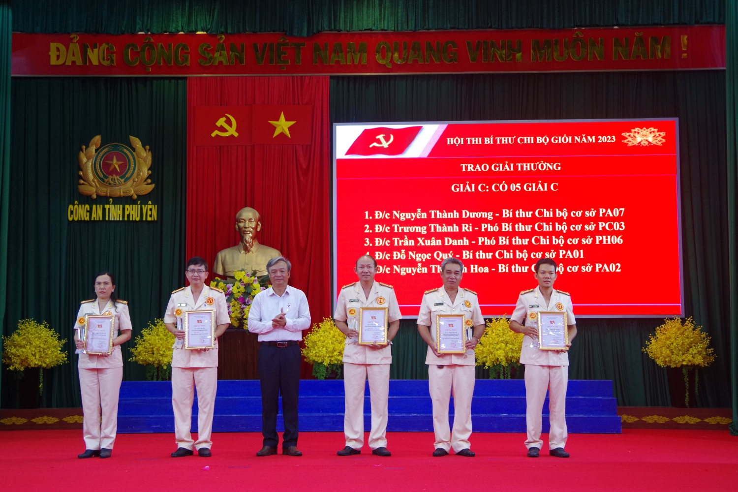 Đồng chị Nguyễn Văn Sự, Phó Trưởng Ban trực Ban Tuyên giáo Tỉnh uỷ trao giải C cho các thí sinh