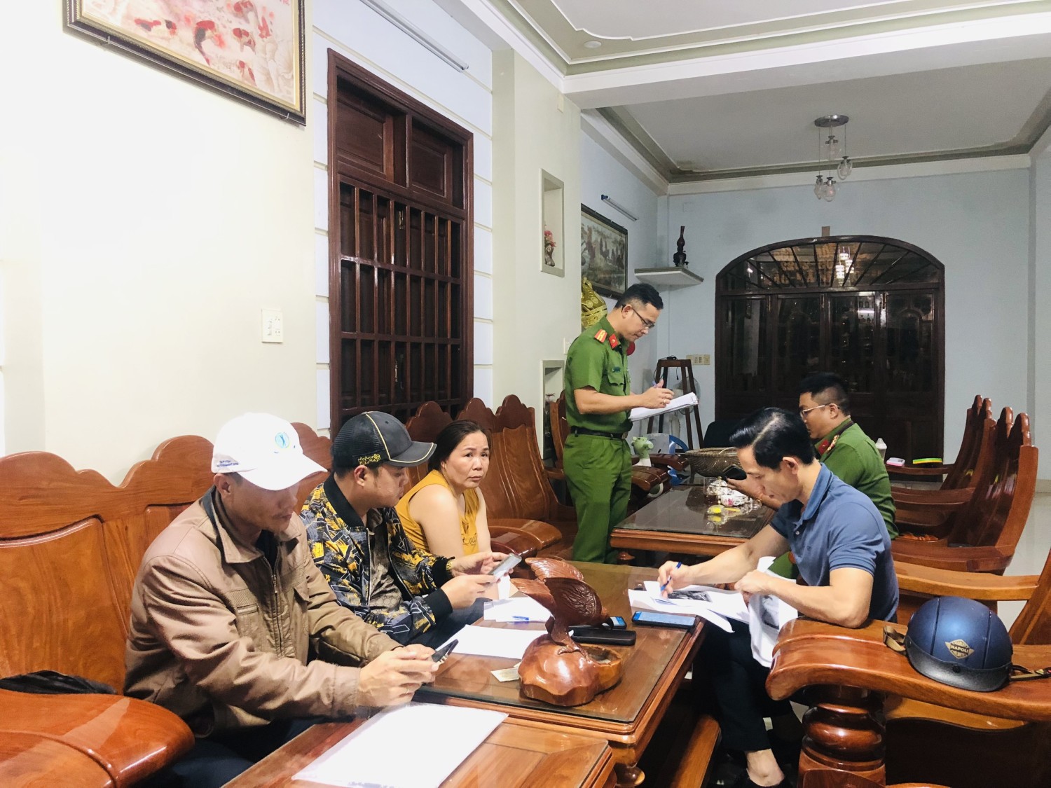 1 PC02 khám xét tụ điểm lô đề