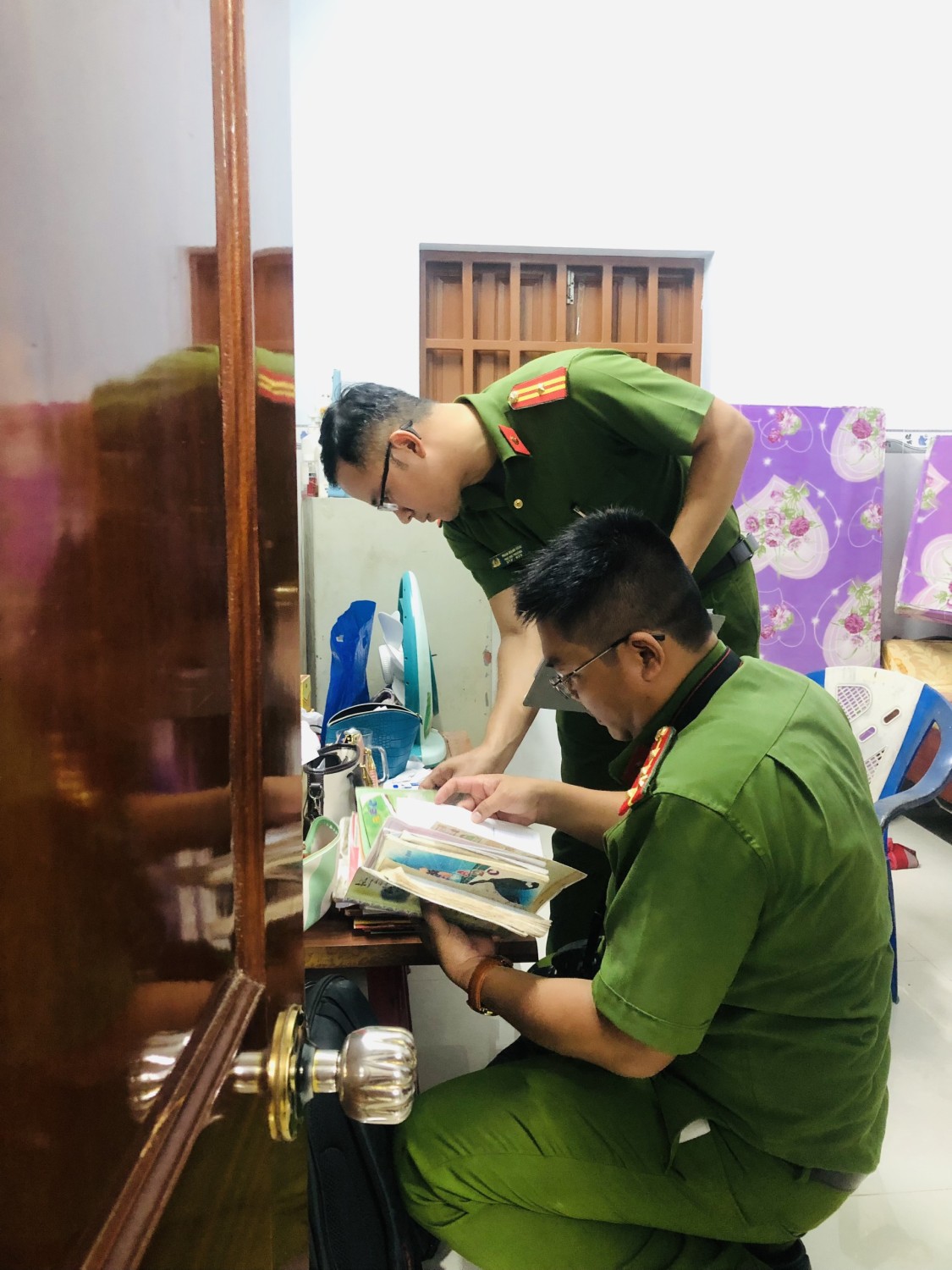 2 PC02 khám xét tụ điểm lô đề