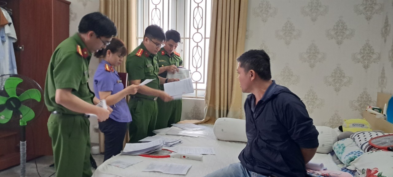 2 Cơ quan CSĐT Công an Phú Yên khám xét nơi ở Giám đốc công ty Huy Phú