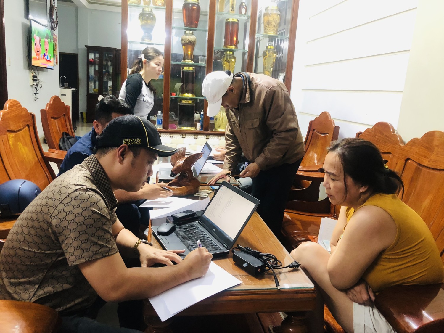 4 PC02 tiến hành khám xét tụ điểm lô đề