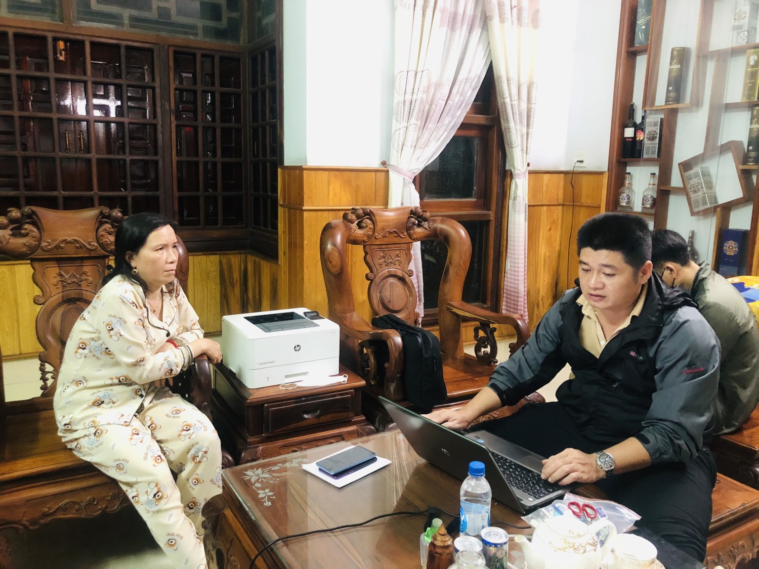 6 Các trinh sát PC02 khám xét, làm việc đối tượng tại tụ điểm lô đề