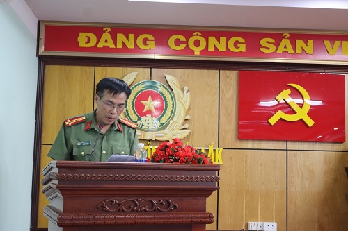 Đồng chí Đại tá Nguyễn Văn Quy - Ủy viên Ban Thường vụ Đảng ủy Công an tỉnh, Bí thư Đảng ủy, Trưởng phòng Tham mưu phát biểu Khai mạc Hội nghị