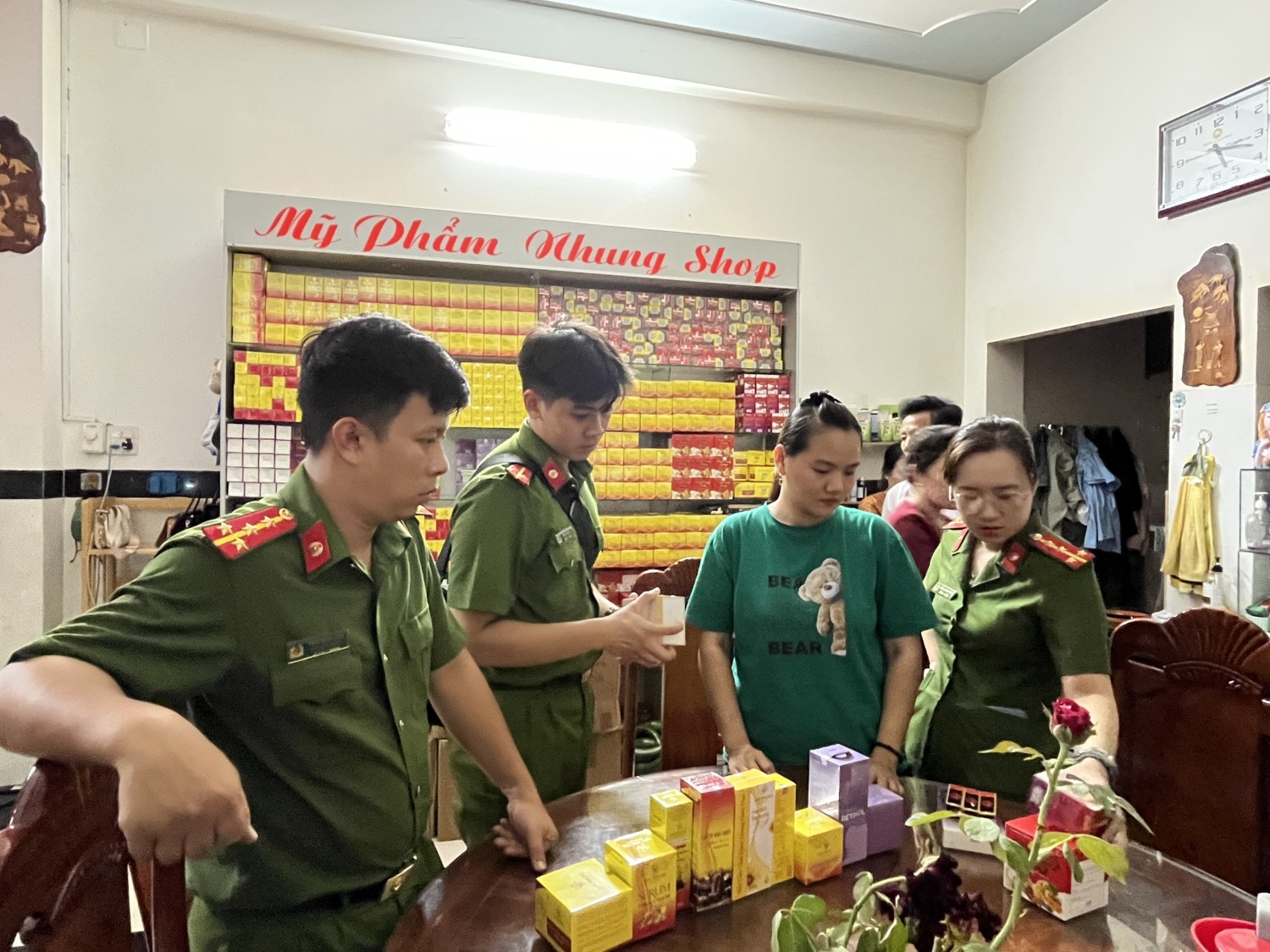 2 Các đơn vị nghiệp vụ Công an Phú Yên khám xét hành chính tại Cong ty TNHH KIm Nhung