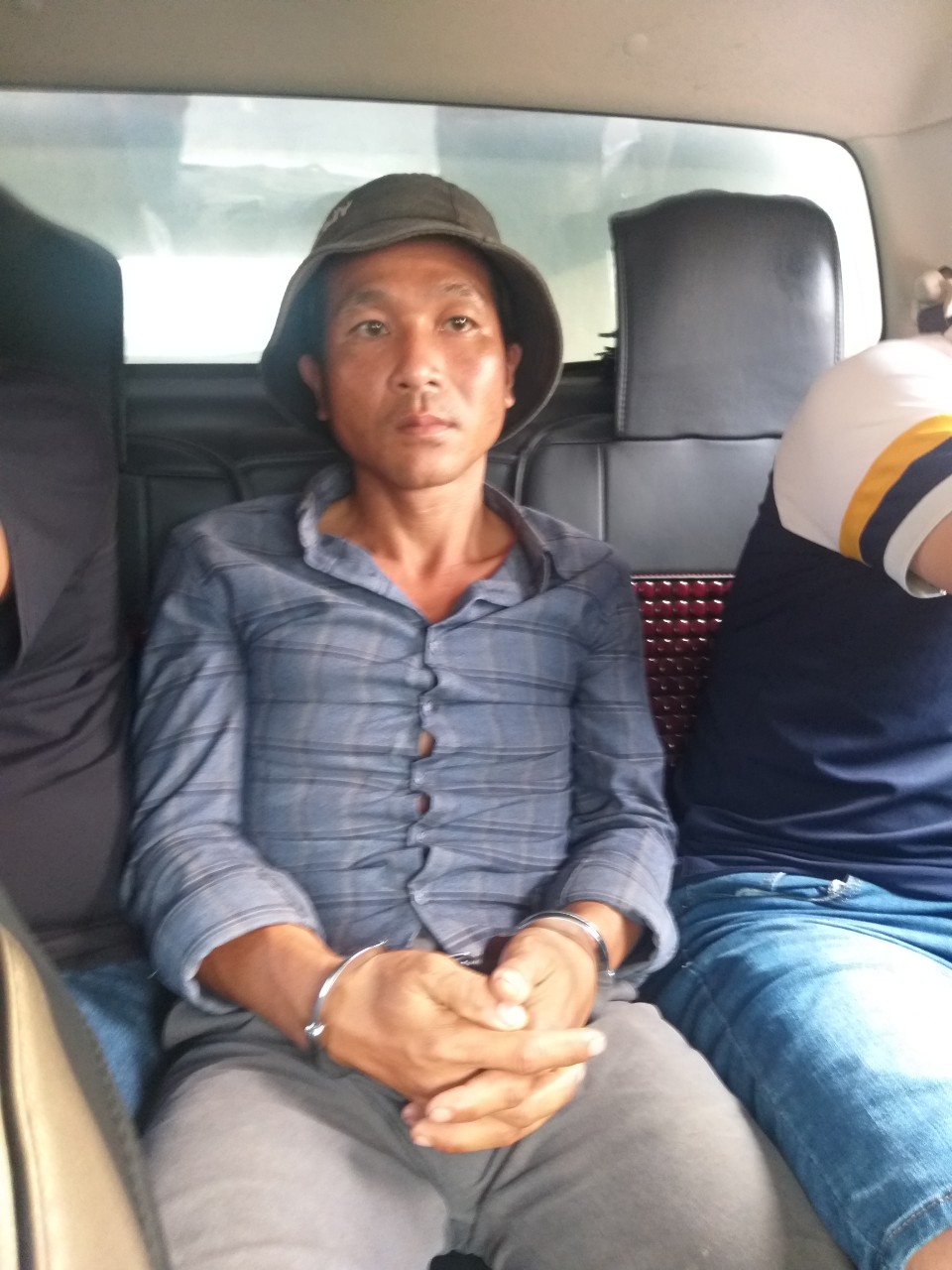 2 Các trinh sát áp giải đối tượng Từ Du Học về nơi gây án để điều tra