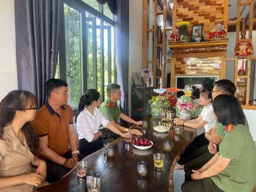 Phòng An ninh kinh tế phối hợp tổ chức thăm hỏi, tri ân gia đình liệt sỹ nhân kỷ niệm 78 năm Ngày Thương binh - Liệt sĩ (27/7/1947 - 27/7/2025)