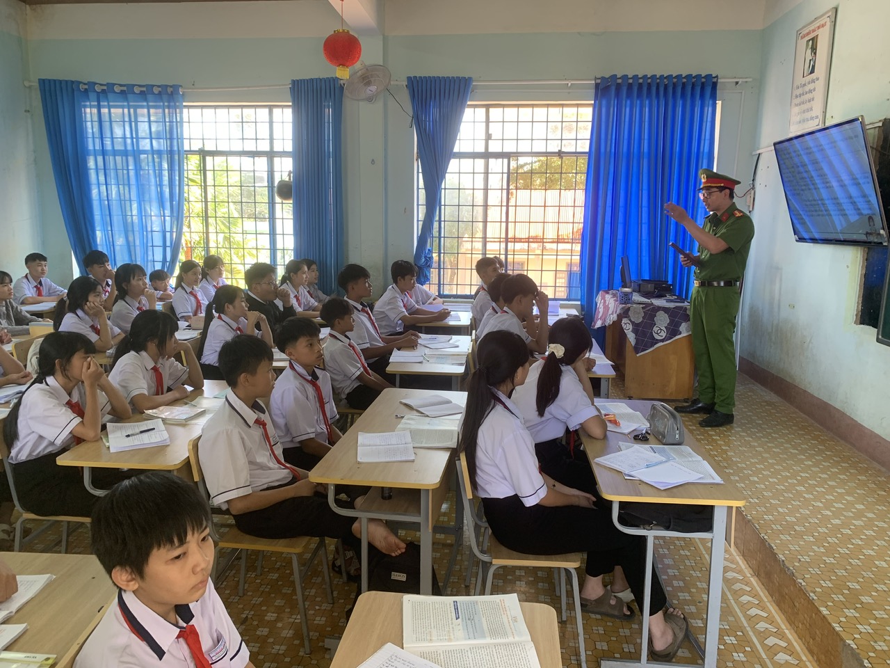 Công an xã Krông Ana tăng cường vận động nhân dân giao nộp vũ khí, vật liệu nổ và pháo