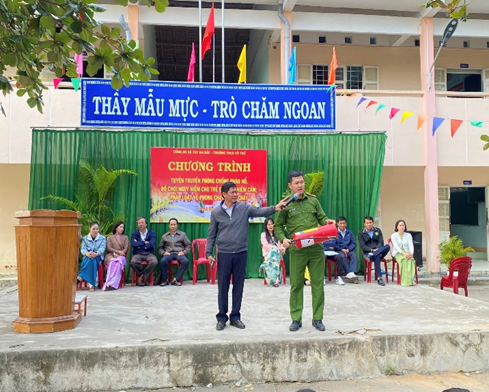 Công an xã Tuy An Bắc tuyên truyền phòng, chống pháo nổ, đồ chơi nguy hiểm bị nghiêm cấm; pháp luật về phòng cháy, chữa cháy