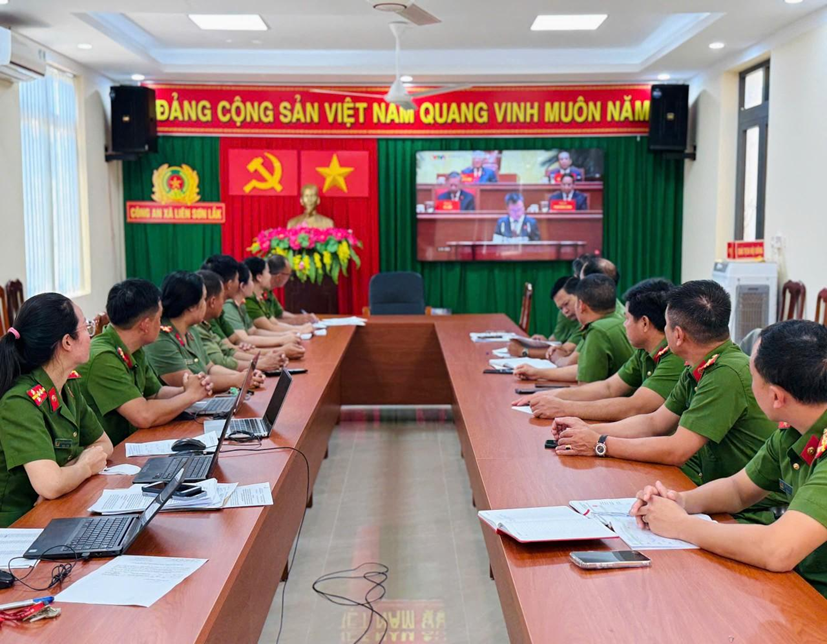 Công an xã Liên Sơn Lắk tổ chức sinh hoạt chính trị hướng tới chào mừng thành công của Đại hội Đảng toàn quốc lần thứ XIV
