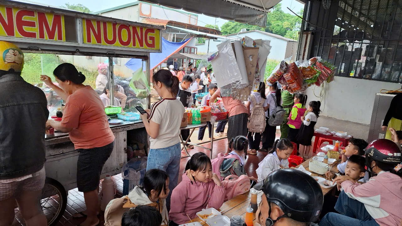 '''''A group of people at a food stand

Description automatically generated'''''