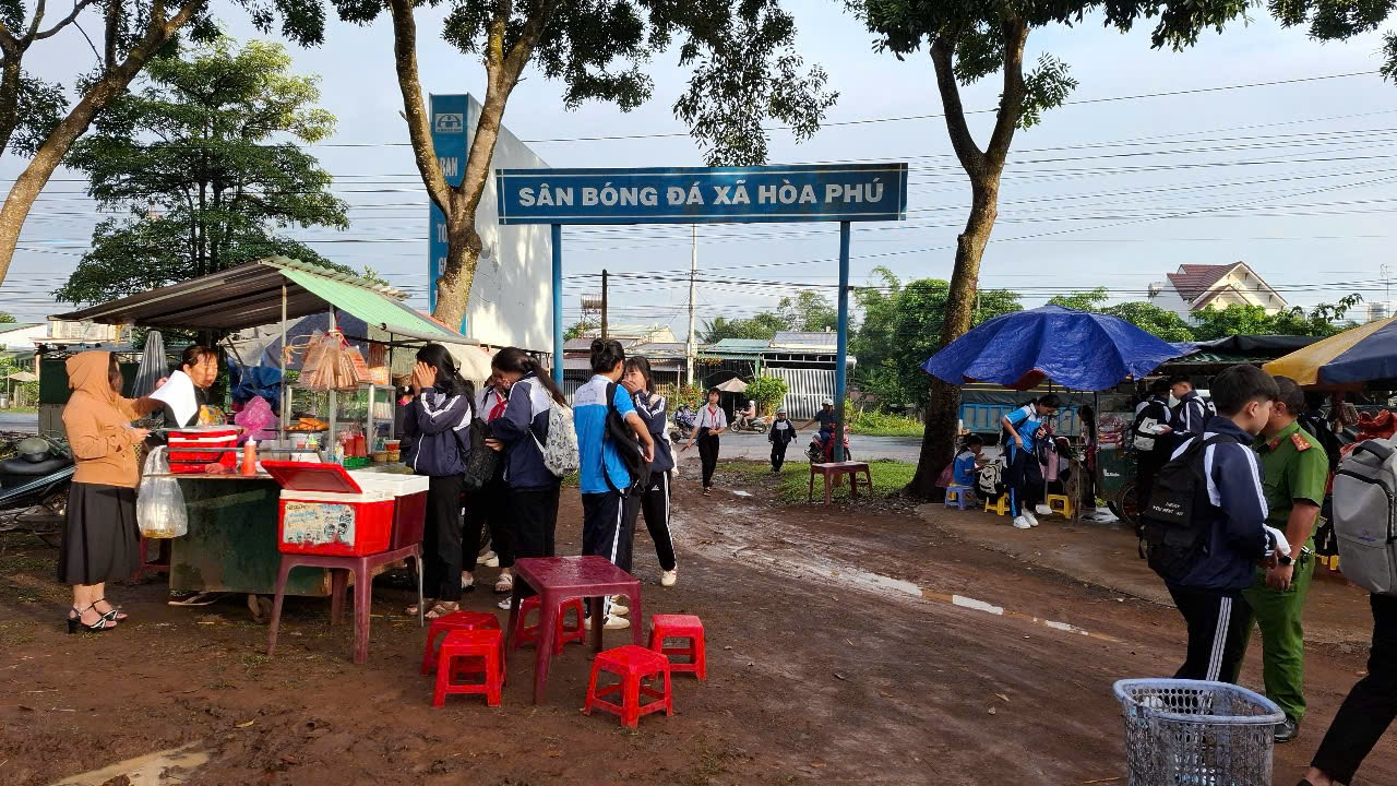 '''''People standing outside a market

Description automatically generated with medium confidence'''''