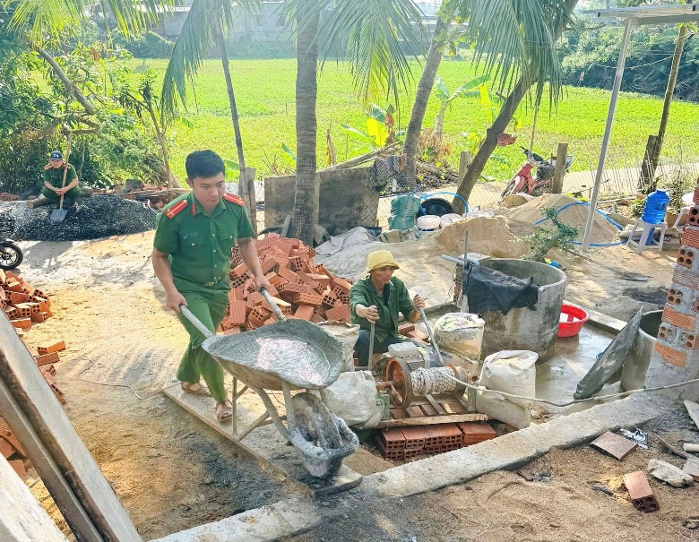 Công an xã Tuy An Bắc hỗ trợ xây dựng nhà ở cho hộ dân bị thiệt hại do thiên tai trên địa bàn