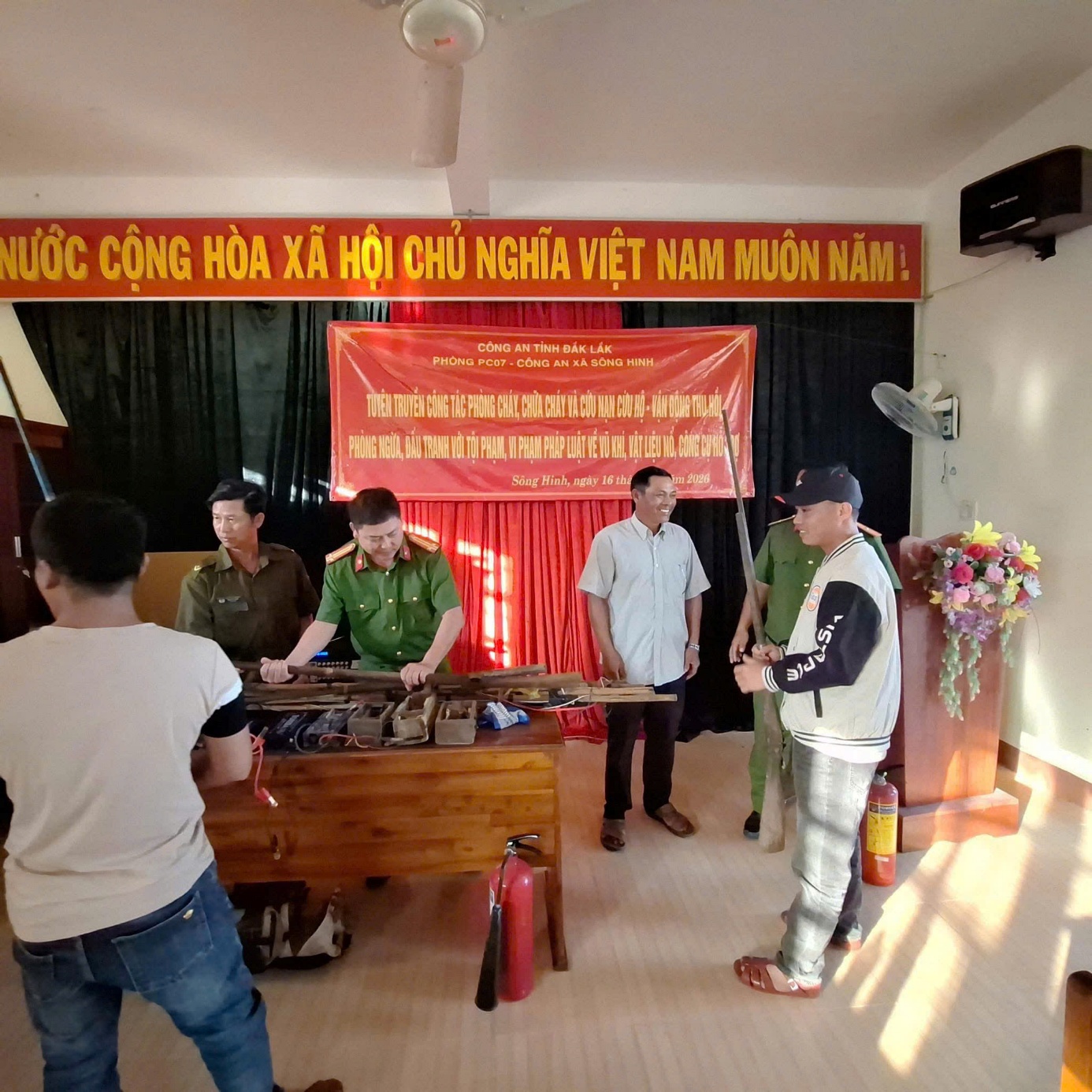 Công an xã Sông Hinh đẩy mạnh tuyên truyền, vận động thu hồi vũ khí, vật liệu nổ, công cụ hỗ trợ