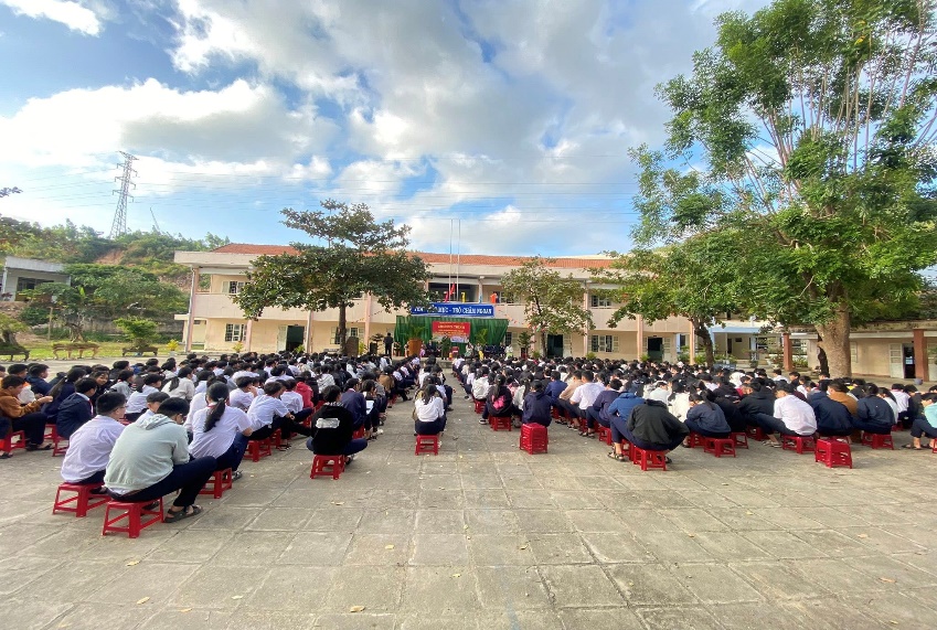 Có thể là hình ảnh về một hoặc nhiều người và văn bản