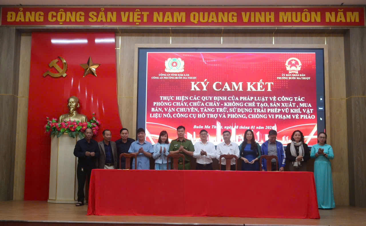 Phường Buôn Ma Thuột tổ chức ký cam kết phòng, chống vi phạm về vũ khí, vật liệu nổ, công cụ hỗ trợ, pháo nổ và phòng cháy, chữa cháy