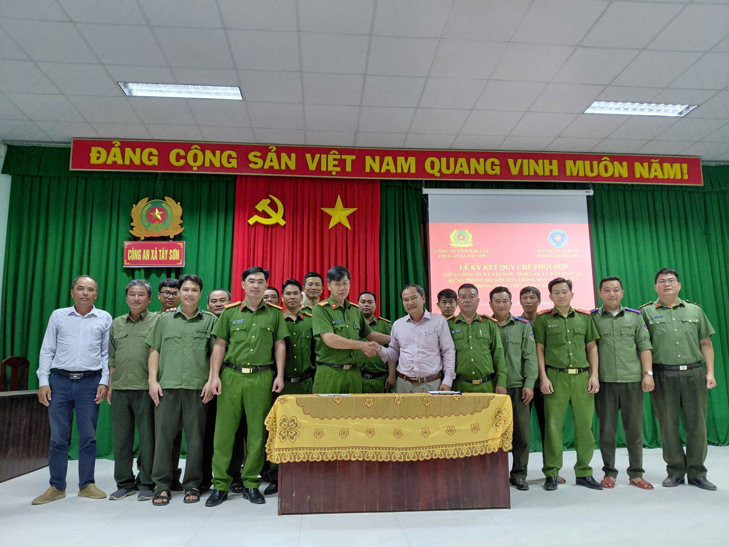 Ký kết quy chế phối hợp trong công tác bảo vệ rừng và phòng cháy, chữa cháy rừng tại xã Tây Sơn