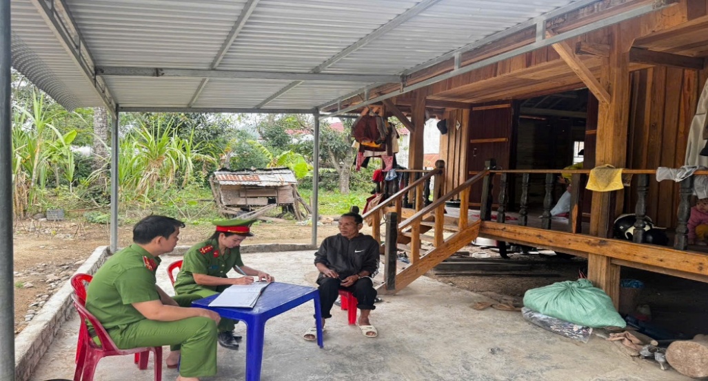 Công an xã Tây Sơn tổng kiểm tra, rà soát cư trú gắn với rà soát cử tri trước bầu cử Đại biểu Quốc hội khóa XVI và đại biểu HĐND các cấp