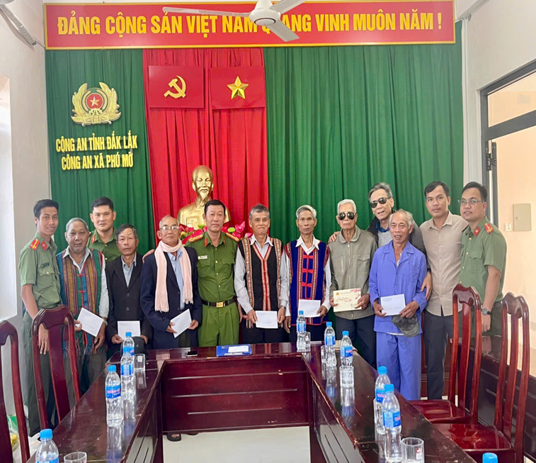 Công an xã Phú Mỡ tổ chức gặp gỡ già làng, người có uy tín trên địa bàn xã