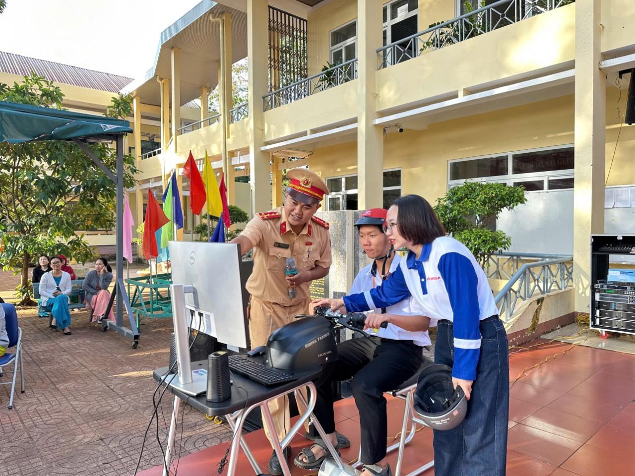 Đẩy mạnh giáo dục kiến thức pháp luật về trật tự ATGT, hướng dẫn lái xe gắn máy an toàn cho học sinh trung học phổ thông, cơ sở giáo dục nghề nghiệp