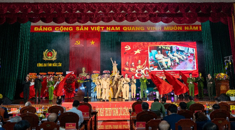 '''''A group of people on a stage
 AI-generated content may be incorrect.'''''