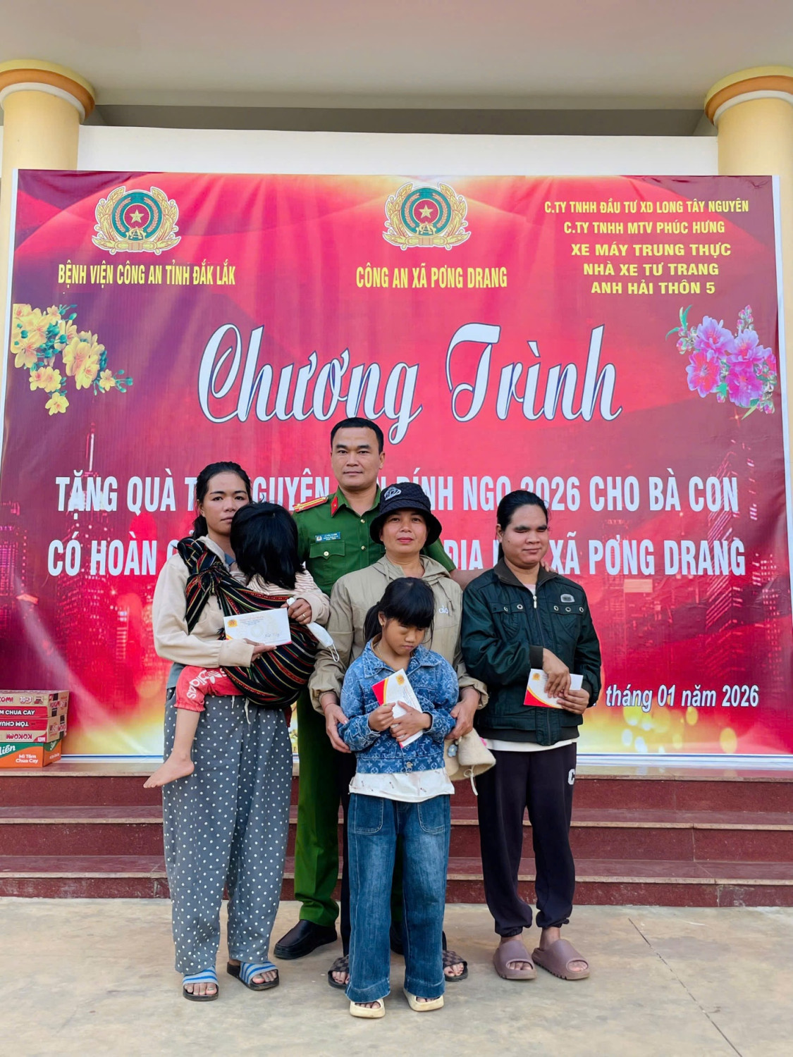 Công an xã Pơng Drang thăm gặp, chúc Tết Người có uy tín nhân dịp Tết Bính Ngọ năm 2026