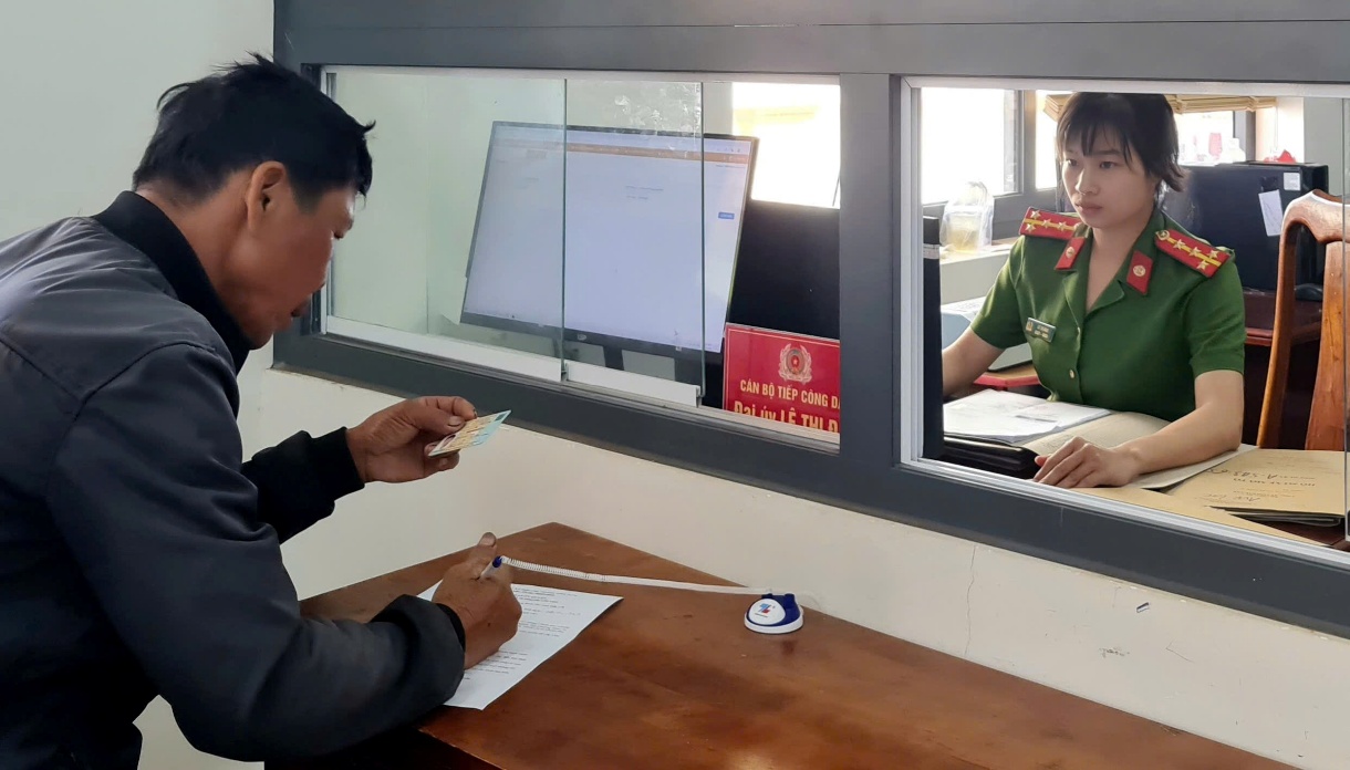 Công an phường Buôn Hồ tận tụy phục vụ Nhân dân thực hiện các thủ tục hành chính trong dịp Tết Nguyên đán Bính Ngọ 2026