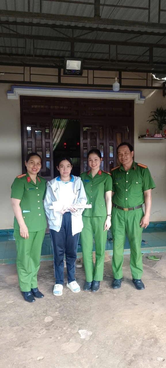 'Ảnh có chứa trang phục, người, giày dép, đàn ông
 Nội dung do AI tạo ra có thể không chính xác.'