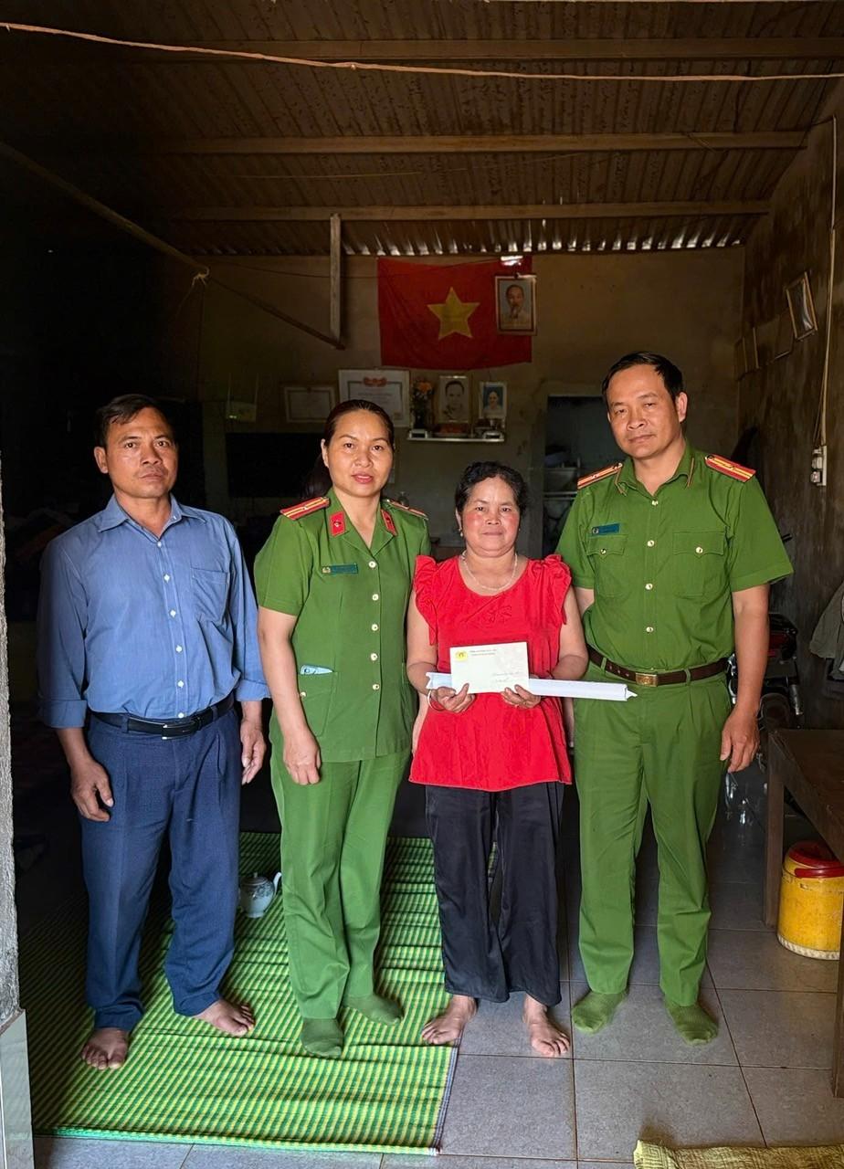 Công an xã Ea Khăl hướng về cơ sở trong chương trình hành động " Xuân yêu thương - Tết sum vầy" mừng xuân Bính Ngọ 2026