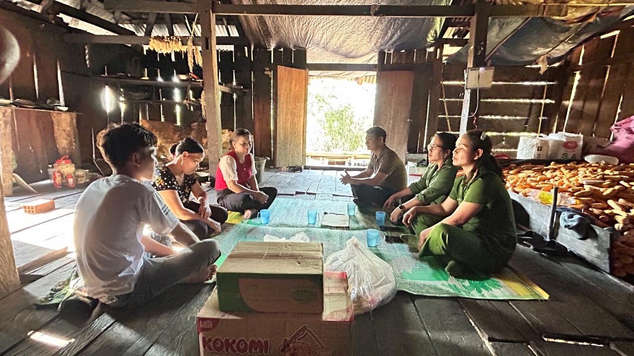 'Ảnh có chứa trang phục, người, phụ nữ, đàn ông
 Nội dung do AI tạo ra có thể không chính xác.'