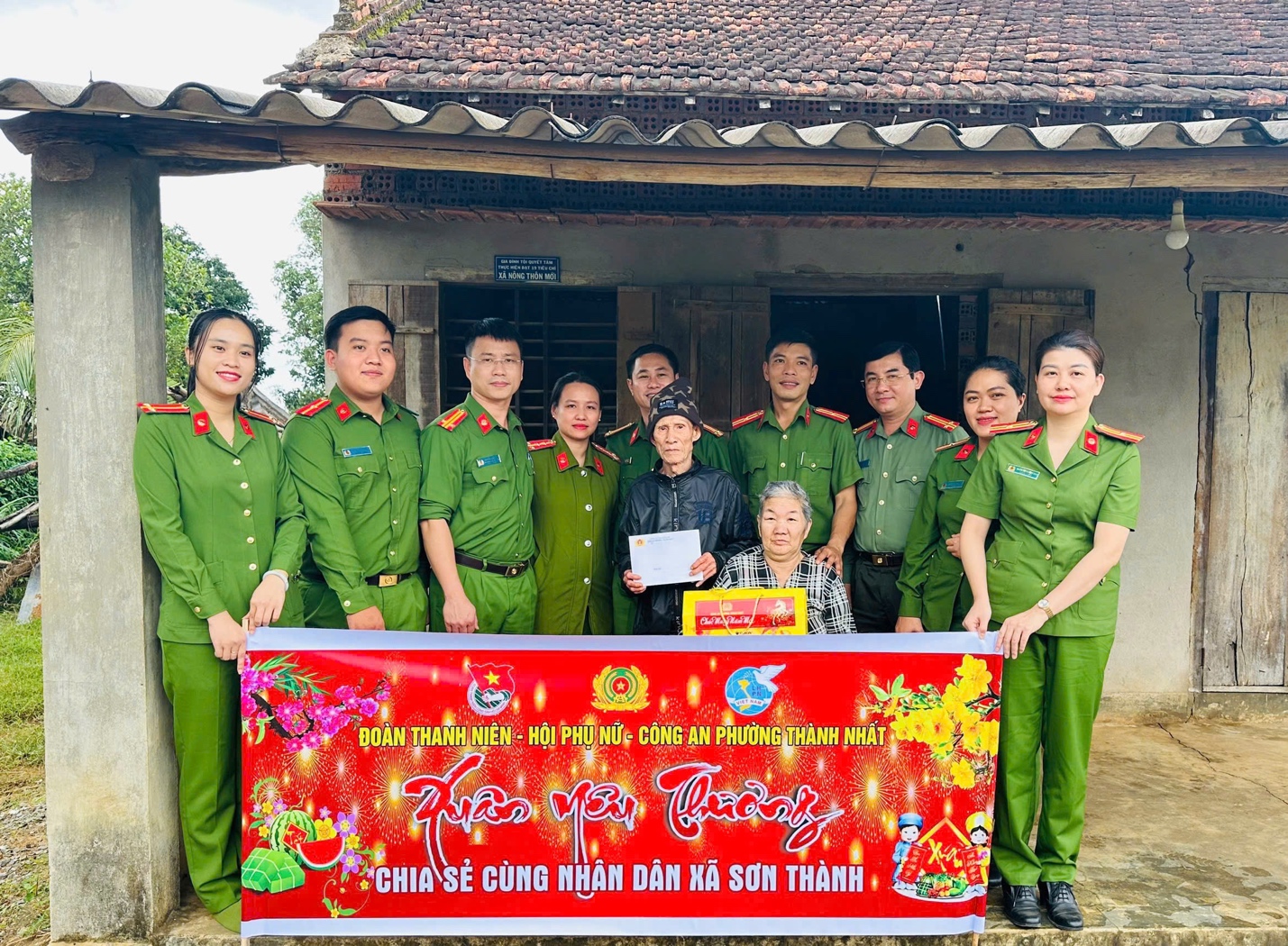 Công an phường Thành Nhất tổ chức chương trình “hướng về cơ sở – xuân yêu thương, chia sẻ cùng Nhân dân xã Sơn Thành”