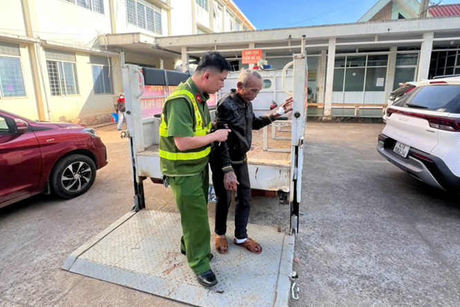 Công an xã Pơng Drang đã kịp thời cứu giúp một cụ ông bị tai nạn, đưa đi cấp cứu an toàn