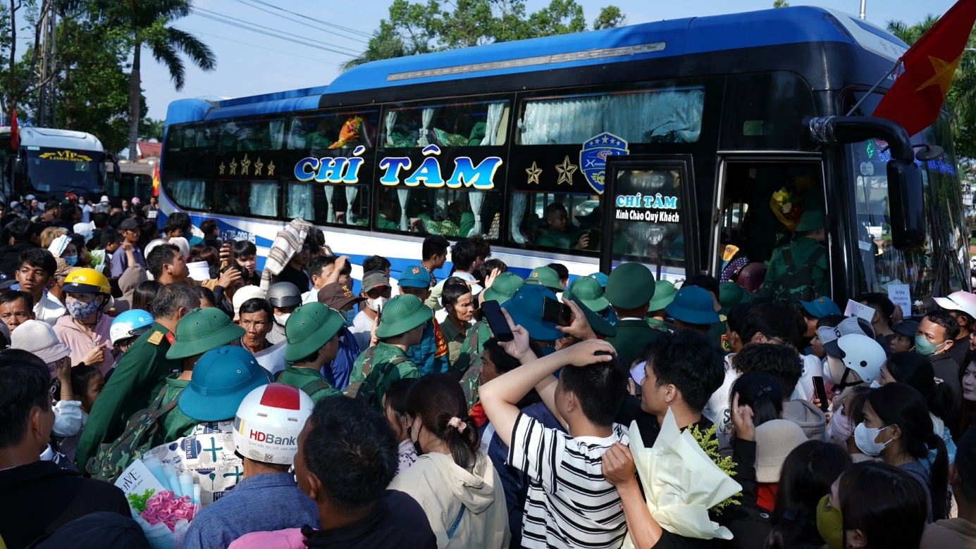 'A group of people standing in front of a bus

AI-generated content may be incorrect.'