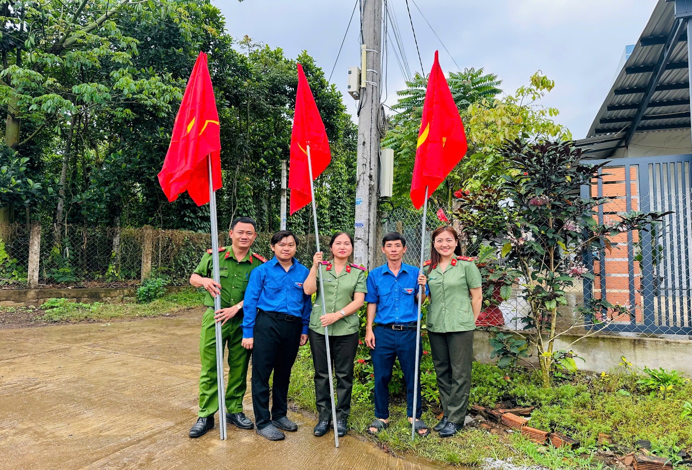 'A group of people holding flags
 AI-generated content may be incorrect.'