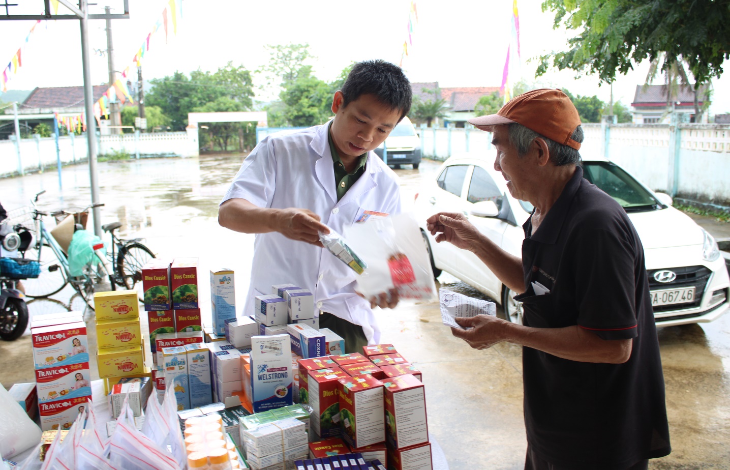 'A person handing a package to a person
 AI-generated content may be incorrect.'