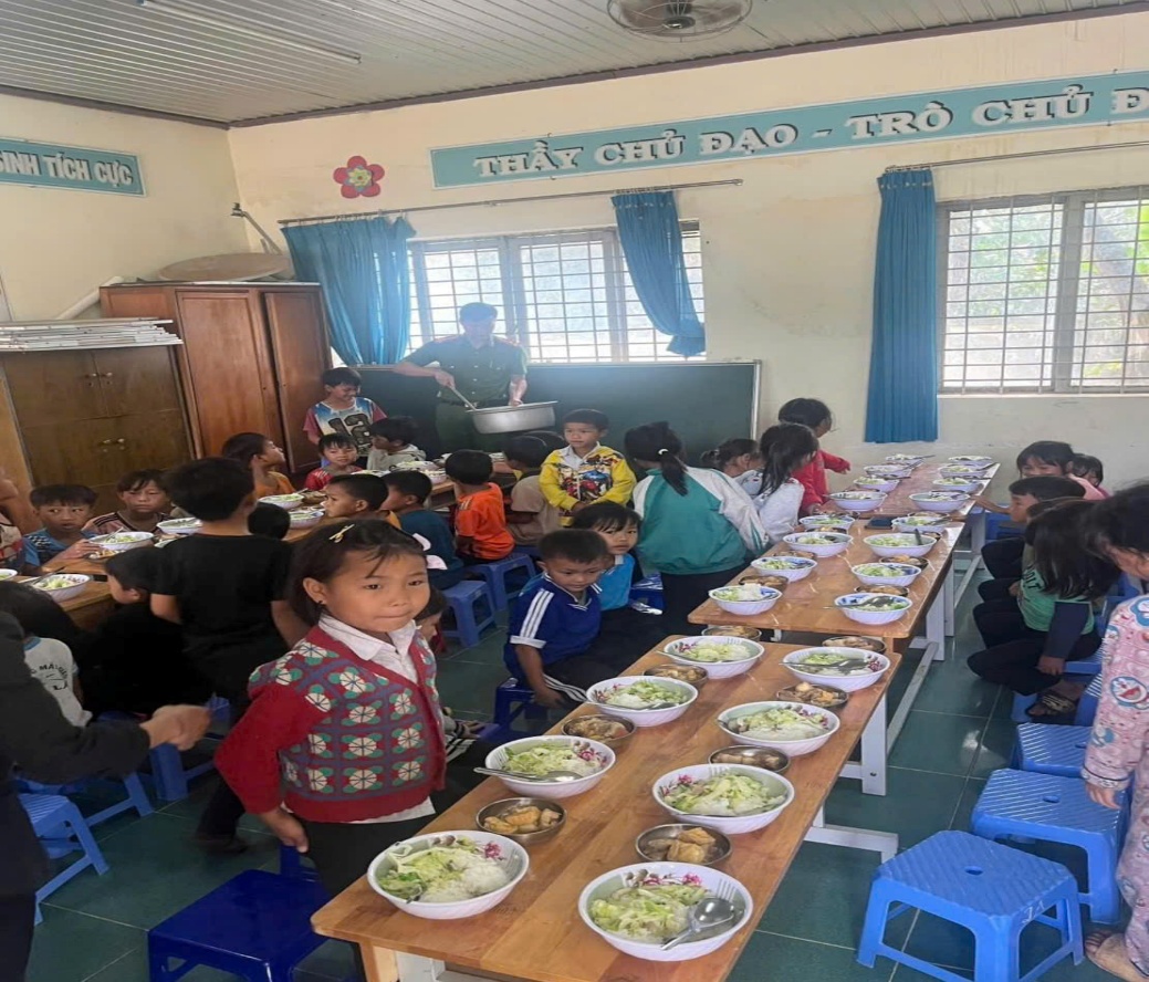 'A group of children in a classroom eating
AI-generated content may be incorrect.'