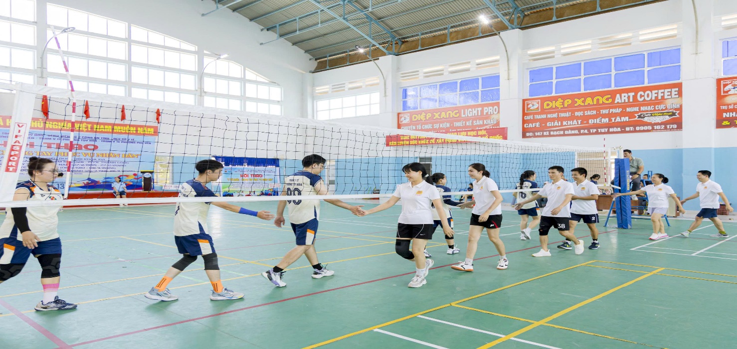 '''A group of people in a gym

AI-generated content may be incorrect.'''