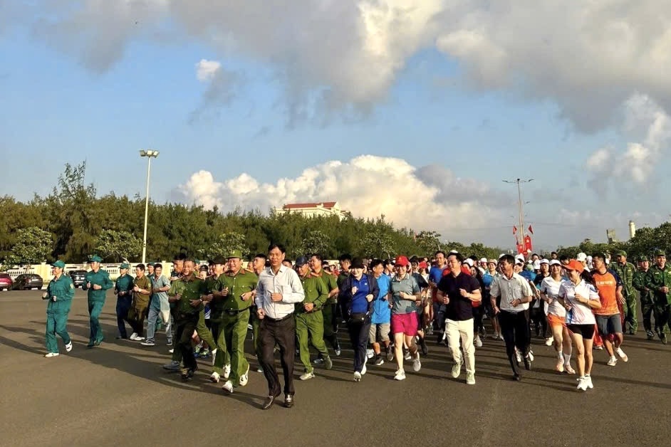 'A group of people running on a street
AI-generated content may be incorrect.'