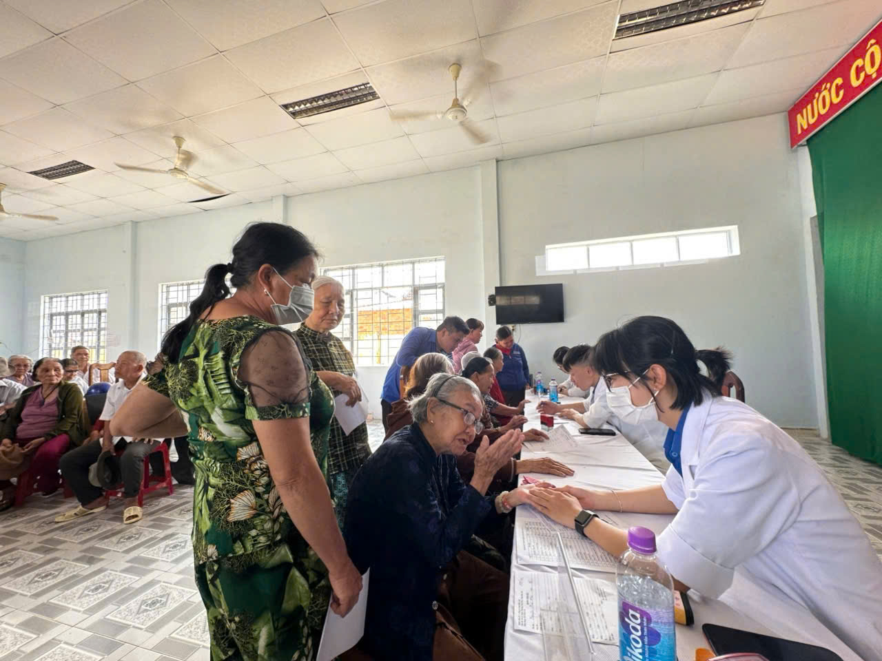 'A group of people in a room

AI-generated content may be incorrect.'