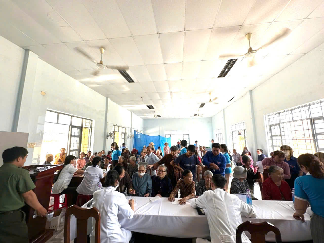 'A group of people sitting around a table

AI-generated content may be incorrect.'