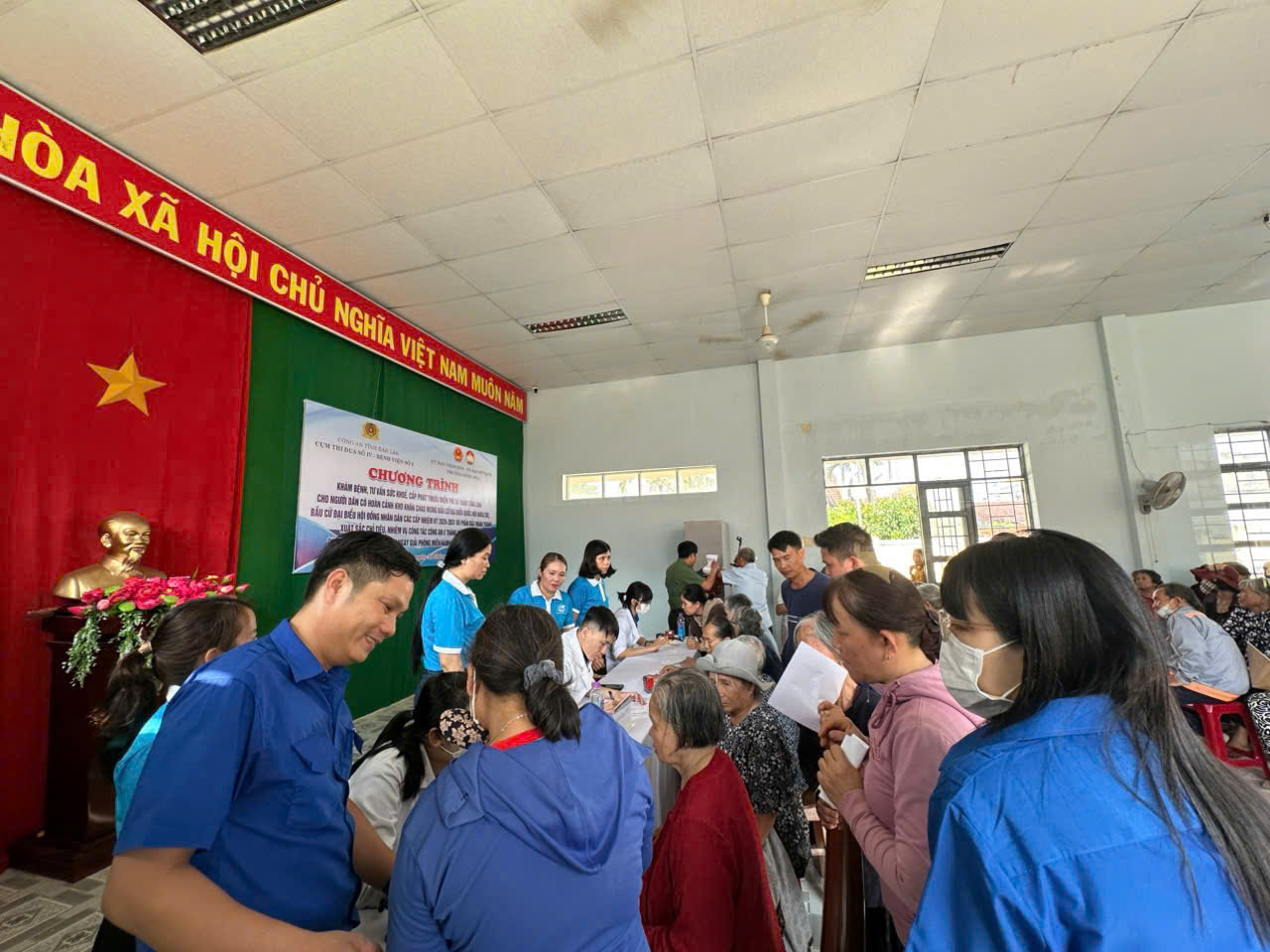 'A group of people in a room

AI-generated content may be incorrect.'