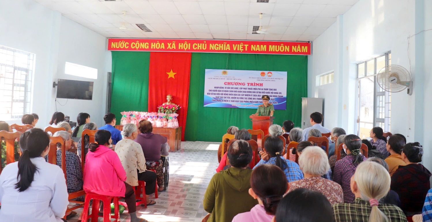 'A group of people in a room

AI-generated content may be incorrect.'