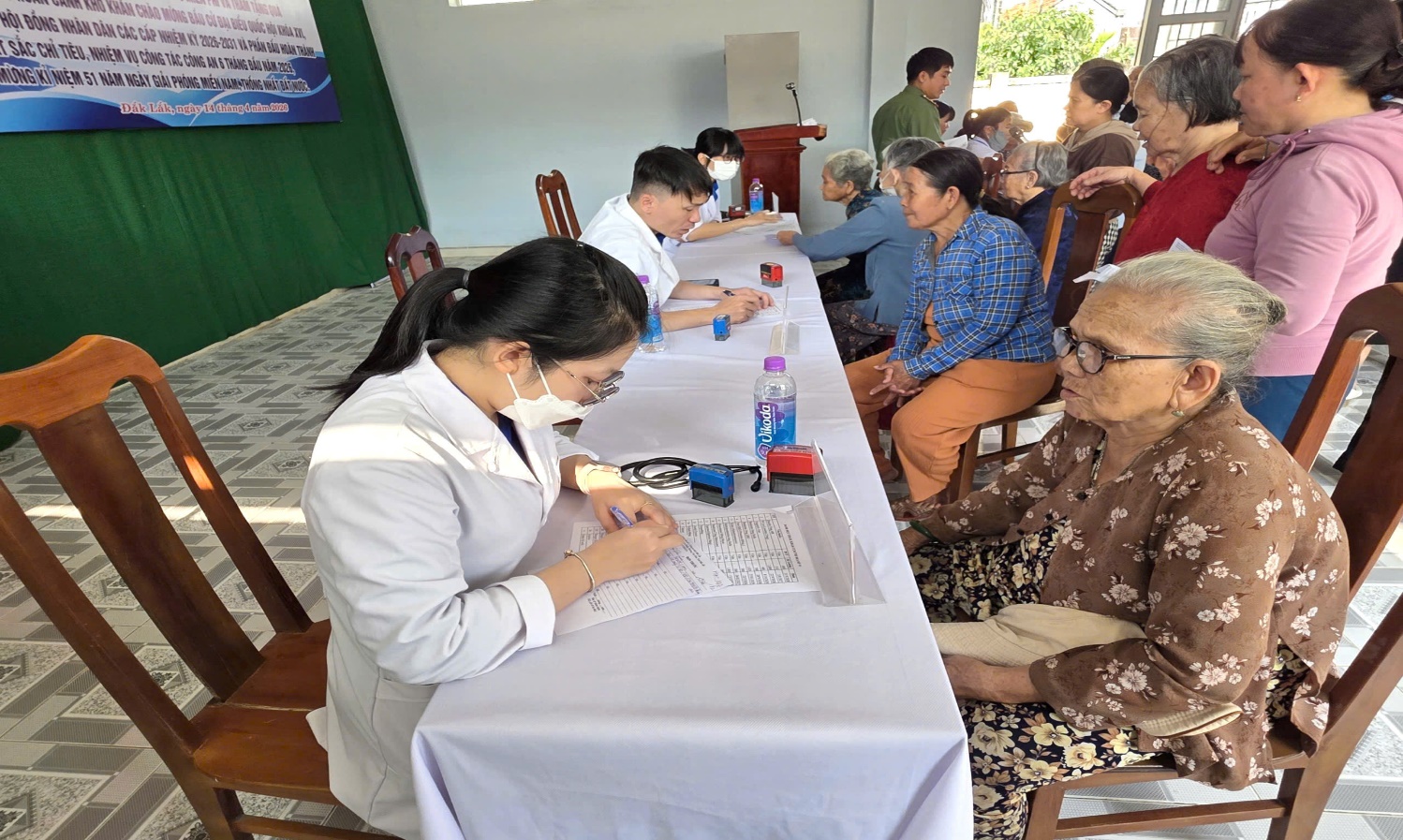 'A group of people sitting at a table

AI-generated content may be incorrect.'